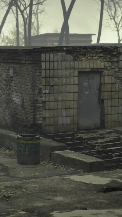 Old building with a door and steps near empty street in the morning light 库存影片 335945686