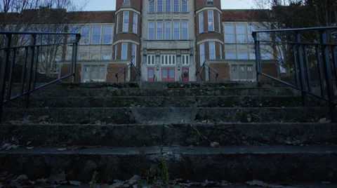 Old building facade and steps Vídeo Stock 67553576