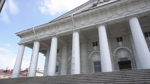 Old building with large columns and stairs Vidéo 108305297