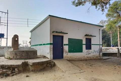 Old building of primary school in Indian village, big empty play ground. Ol.. Fotos de archivo