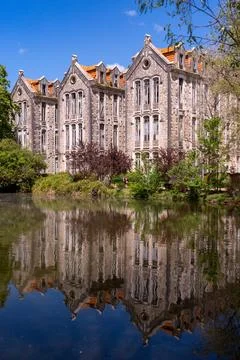 Old building reflected in the lake Foto stock