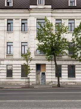 Old building with trees in front located in a city area during the day with.. Stock-Fotos