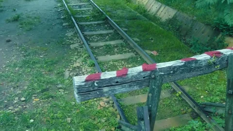 Old bumper stop painted in red and white located at the end of a railroad track Stock-Footage 333370365