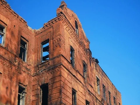 The old burnt-out abandoned red-brick building without windows and doors. pan Видео 84852974