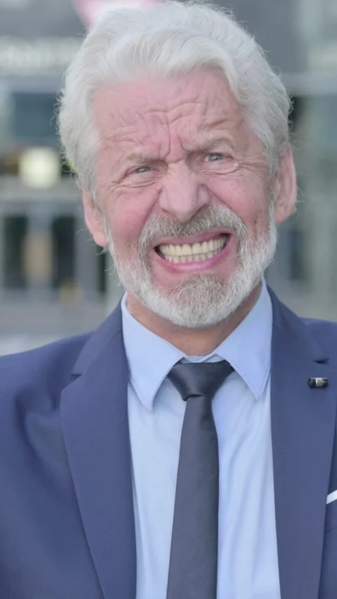 Old Businessman Screaming, Shouting while Standing Outdoor, Vertical Video Vídeo Stock 339671644
