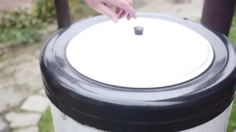 Old butcher opening pot with meat in slow motion Stock-Footage 44289852