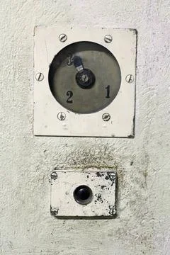 Old button Old and dirty elevator button with a gauge Copyright: xZoonar.c... Foto stock