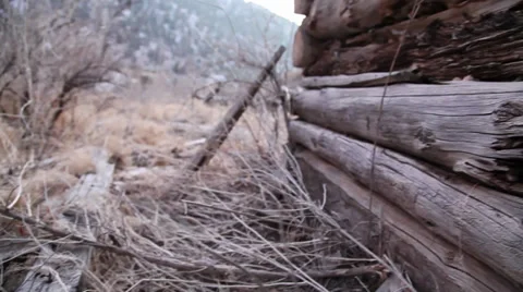 Old cabin outside dolly Vídeo Stock 27909669