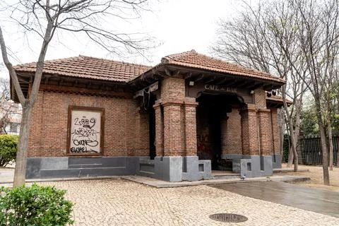 Old caf bar building made of brick, in the middle of a park and full of graffiti Fotos de archivo