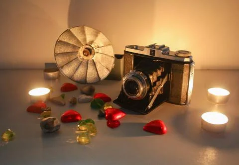 Old camera with flash and decor Foto stock
