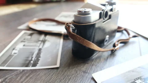 Old camera on a wooden table Stockbeeldmateriaal 51437882