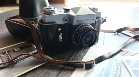 Old camera on a wooden table 스톡 동영상 51692303