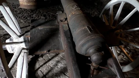 Old cannon on wheels Vídeos de archivo 100496247