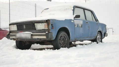Old car covered with snow Stockbeeldmateriaal 166504644