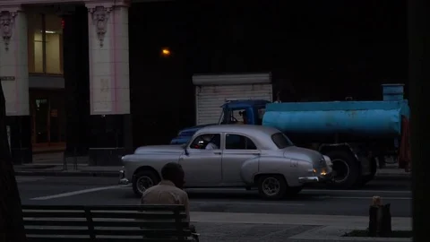 Old car in cuba Stockbeeldmateriaal 98175736