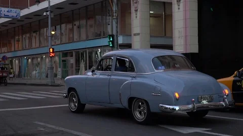 Old car in Cuba Stockbeeldmateriaal 98175754