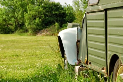Old car in grass Stock-Fotos