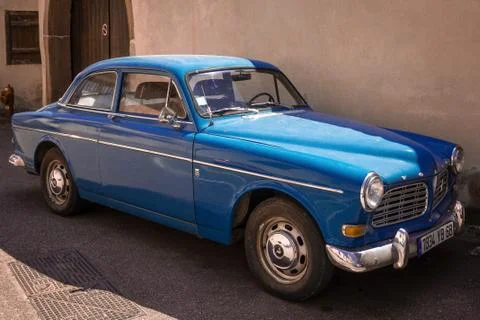 Old Car Oldtimer Volvo standing in front of house Stock Photos