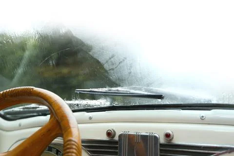 An old car in the rain. Foto stock