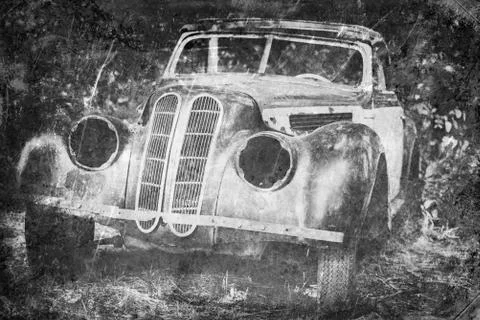 Old Car rusting in forest, black and white vintage photo effect Foto stock