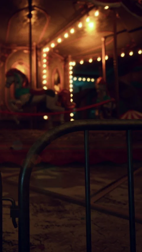 Old carousel in a deserted amusement park during nighttime Vídeo Stock 339784132