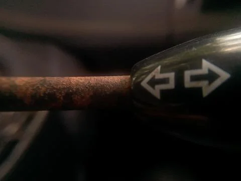 Old car's button with arrows illustration. Foto stock
