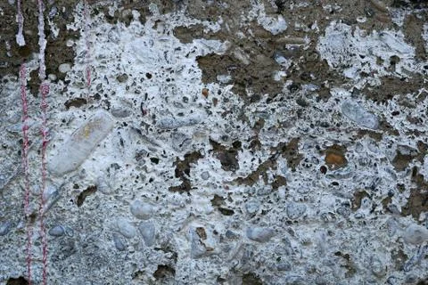 Old cement wall with pebbles Foto stock