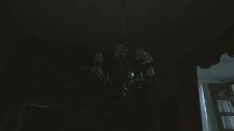 Old chandelier bouncing inside an old colonial hacienda style home. Vídeo Stock 171649077