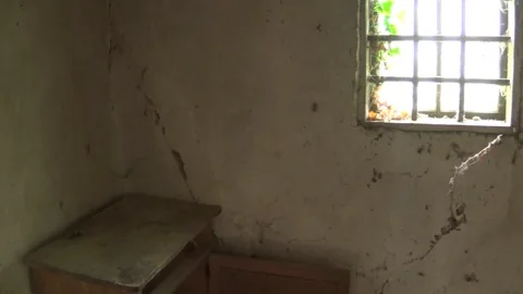 An old chest and a window in the interior of an old and abandoned house Vídeo Stock 111376165