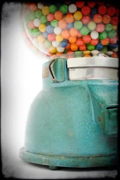 Old chewing gum vending machine about 1950 on grunge Foto stock