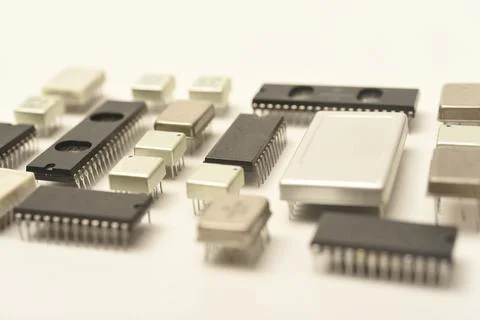 Old chips on a white background. Electronic components. Processors in metal.. Foto stock