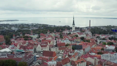 Old churches and red-roofed houses fill Tallinn, Estonia, beside the Baltic Sea Vidéo 165976196