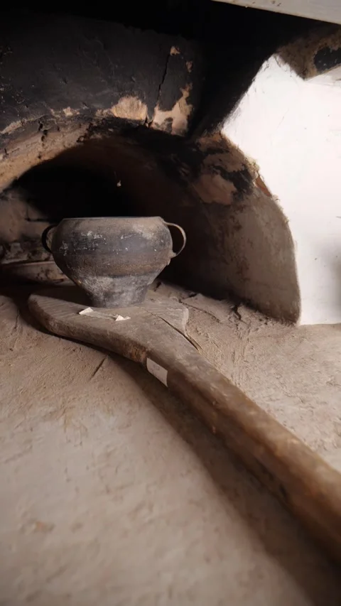 Old Clay Pot Inside Traditional Ukrainian Stove in Village House Vidéo 342069223