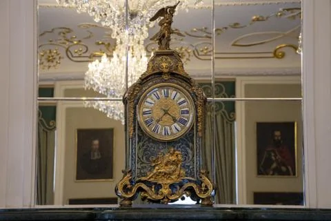 Old clock on the fireplace in front of the mirror Stock-Fotos