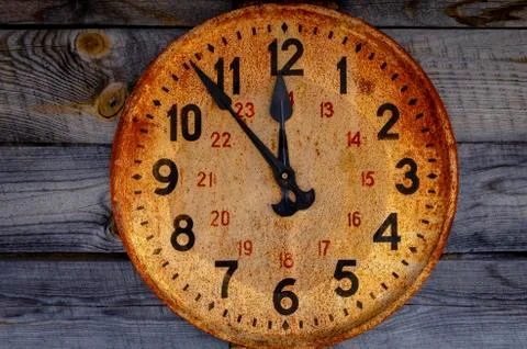 The old clock on the wall show a five-minute 12-year new year-time concept. Foto stock