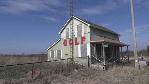 Old closed abandoned golf course clubhouse building Vídeo Stock 152007924