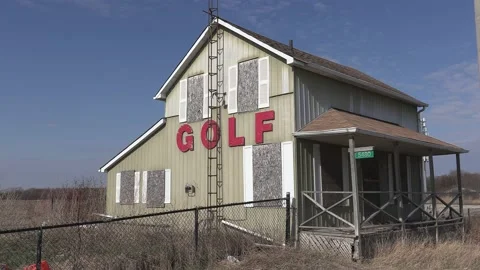Old closed abandoned golf course clubhouse building 库存影片 152008214