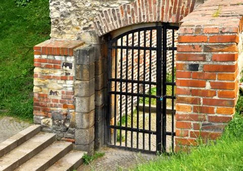 Old closed gate into the castle Foto stock