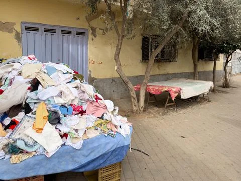 Old clothes in a second hand shop in Morocco Foto stock