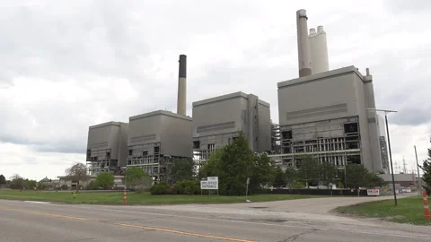 Old coal powered electrical power generating station being torn down 库存影片 153960628