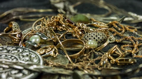 Old coins and gold treasures in a dark sand close-up rotation. Vídeo Stock 59793511