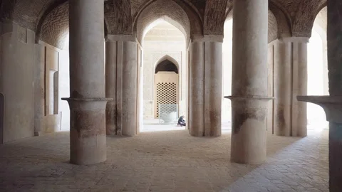 Old columns and arches inside Jameh Mosque of Isfahan, Iran Stock Footage 99968792