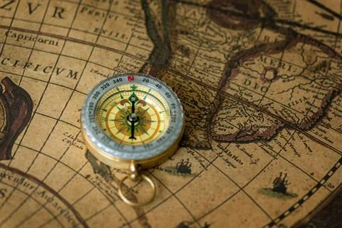 Old compass on vintage map Stock-Fotos