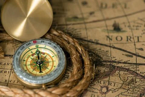 Old compass on vintage map with rope Fotos de archivo