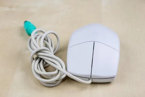 Old computer mouse running on the principle of a ball on a wooden table. Comp Foto stock