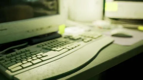 Old computer setup with keyboard and mouse on a work desk Illustrazione stock