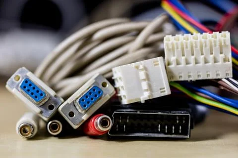Old computer wires. Cables lpt, com1 and com2 for desktop and laptop computer Foto stock