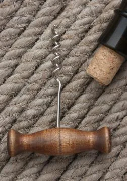 Old corkscrew and bottle Foto stock