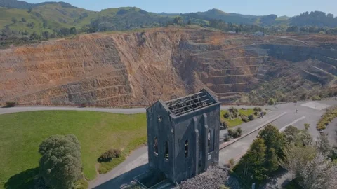 Old cornish Pumphouse and Martha open cast mine in waihi, New Zealand 動画素材 252313203