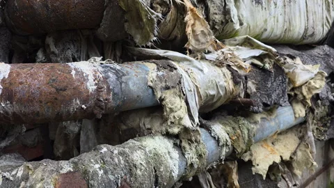 Old corroded pipelines with deteriorating insulation and rust, showcasing Vídeo Stock 329744042